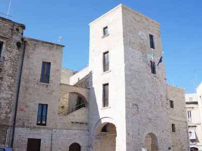 Appartenuto alla famiglia Boccapianola, dovrebbe far parte del complesso del Segretariato Regionale del Mibact per la Puglia, la cui insegna si staglia nel retrostante isolato 49
